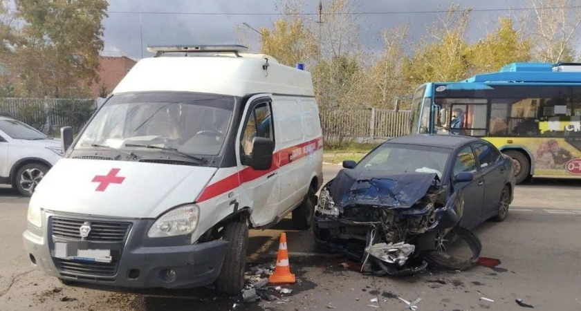 В Иркутской области автомобиль скорой помощи столкнулся с иномаркой, пострадали 5 человек