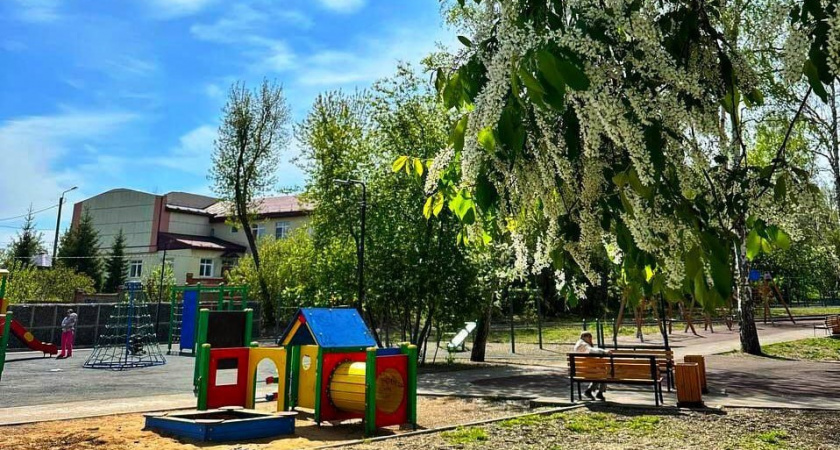 В Иркутске убрали незаконную рекламу с ограждения детской площадки после обращения местного жителя