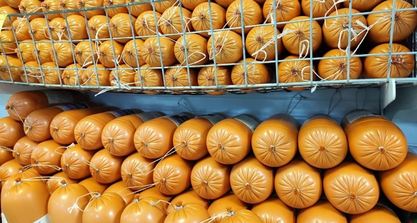 100% чистое мясо, никакой подделки: в Роскачестве назвали лучшие бренды колбасы для "Оливье"