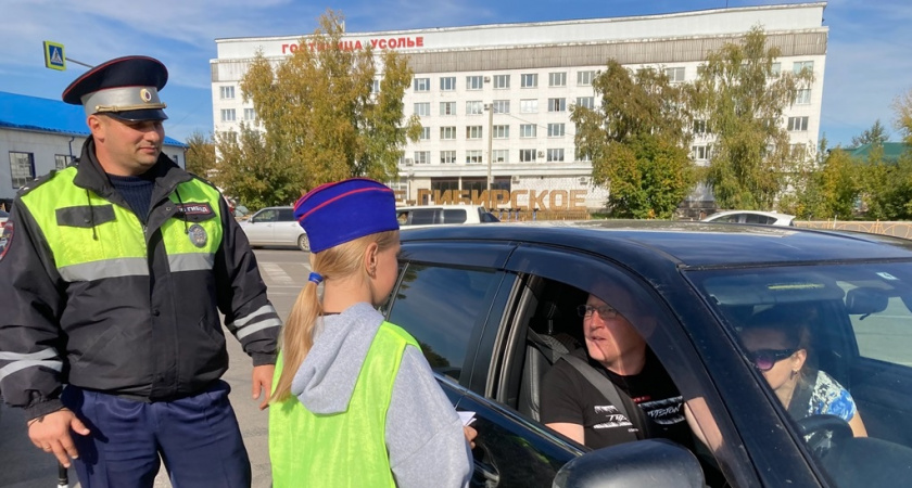 Юные инспекторы призвали жителей Усолья-Сибирского к безопасности на дорогах