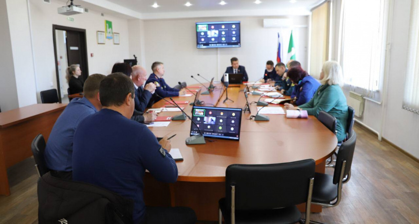 Власти Усольского района готовят коммунальные службы к зиме и подводят итоги пожарного сезона