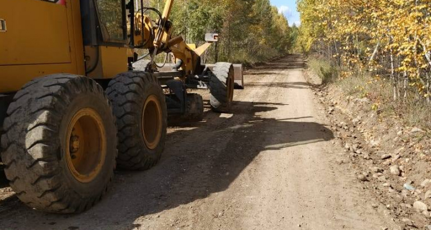 В Усольском районе дорожные рабочие приводят в порядок самые проблемные трассы