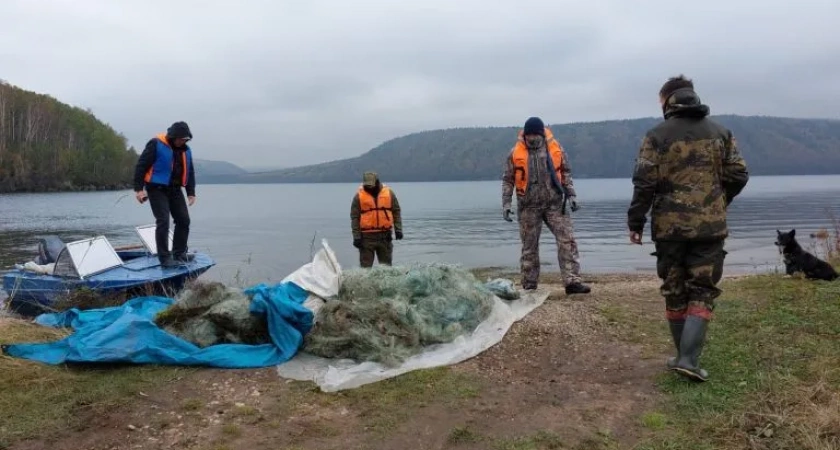 Иркутское водохранилище очищают от брошенных рыболовных сетей