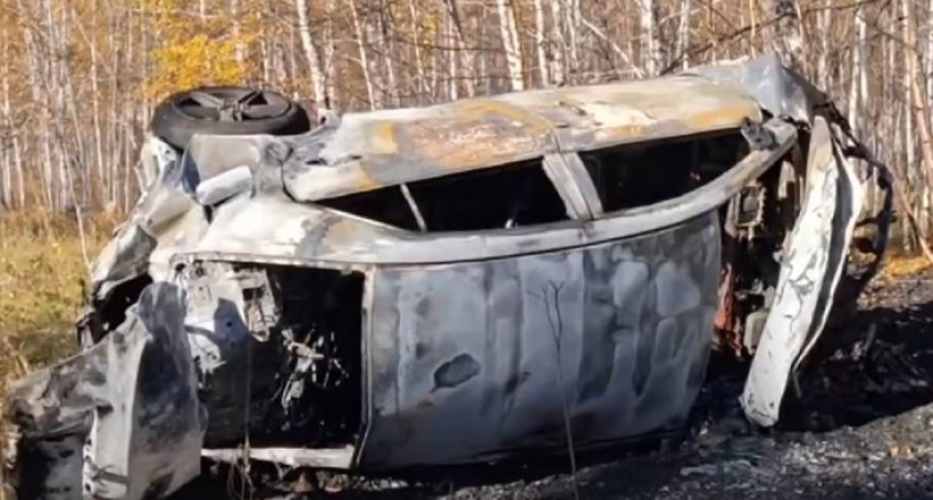 В Иркутской области на трассе опрокинулся и загорелся автомобиль