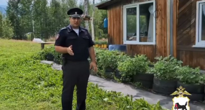 Полицейский вынес пожилую женщину из горящего дома в Иркутской области