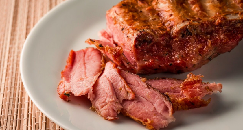 Натираем мясо специями – и замена колбасе готова: с такой закуской простой бутерброд станет шедевром