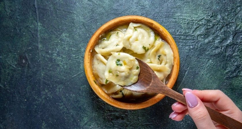 Не "лаврушка" и не петрушка: Что добавить в бульон для пельменей — вкус как в 5-звёздочном ресторане