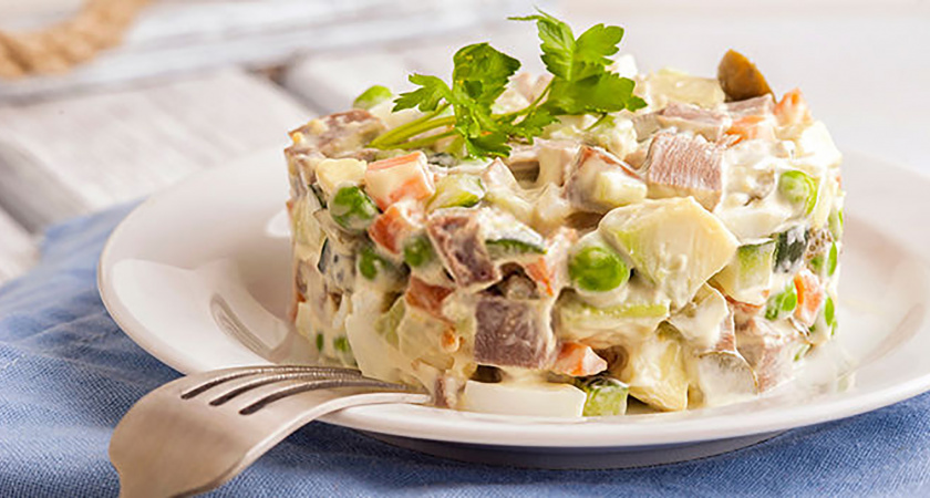 Салат "Оливье" на новый лад: не подача, а произведение искусства – гостей за уши не оттащить