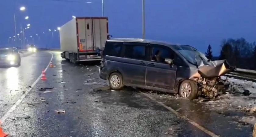 На трассе “Сибирь” в Иркутской области легковая машина столкнулась с фурой