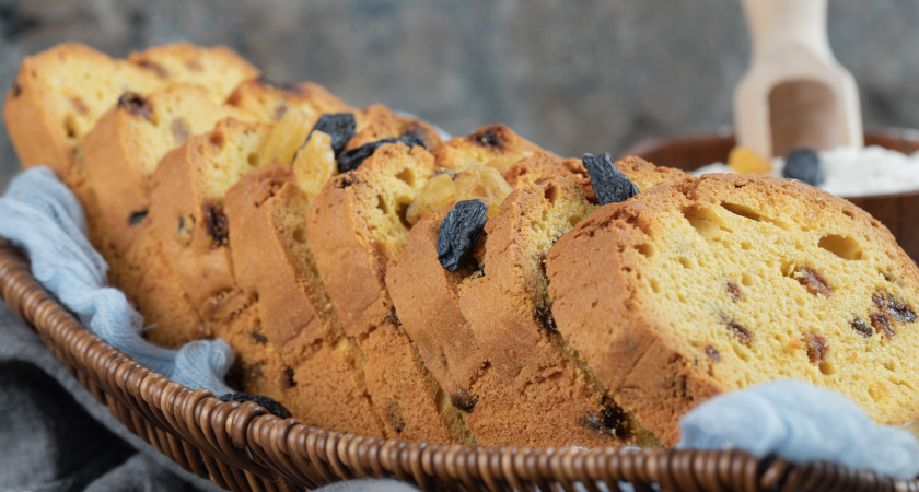 Бросаем изюм в кипящее молоко — а на выходе получаем вкуснейший десерт: просто тает во рту