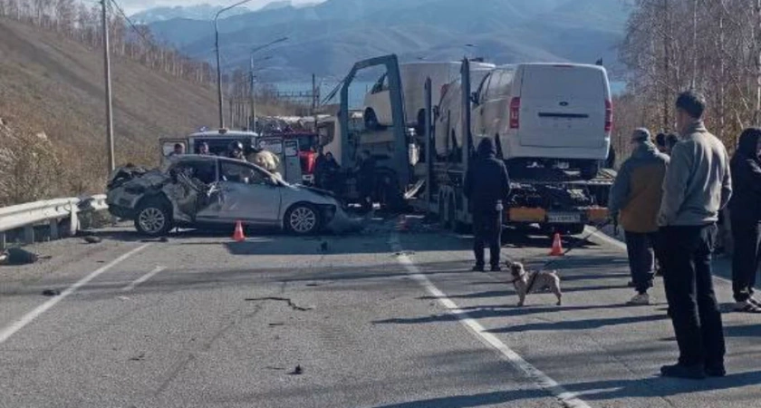 На трассе “Байкал” в Иркутской области столкнулись два грузовика и легковой автомобиль