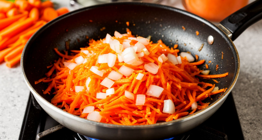 Почему лук и морковь не обжаривают вместе? Секрет, который раскроет вкус любого блюда