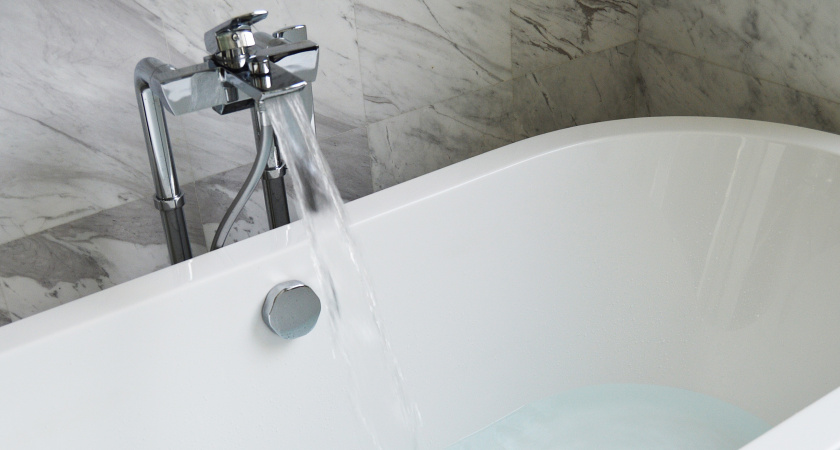 Разводим два колпачка в воде — и ванна как новая: ни налета, ни ржавчины — сияет даже в темноте