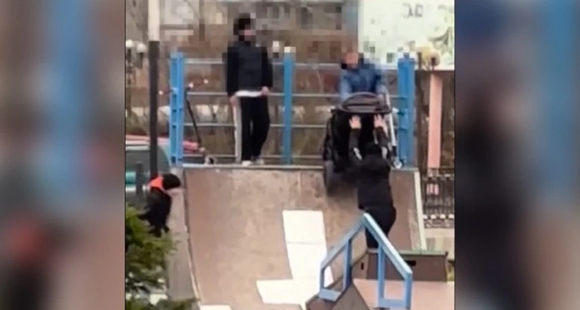 В Иркутской области подростки сбросили с рампы детскую коляску