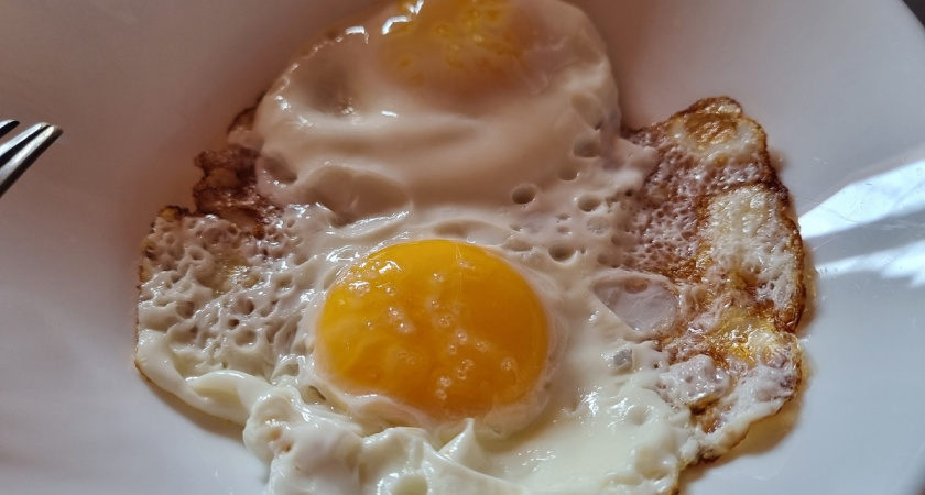 Почему нельзя жарить яичницу на подсолнечном масле: усвойте раз и навсегда