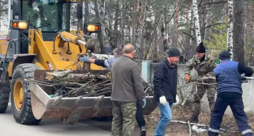 Волонтеры в Усолье-Сибирском очистили территорию у городского кладбища