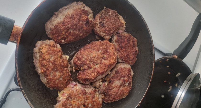 Котлет хватит на неделю: жарим из 1 горсти фарша — 5 секретов от повара из СССР