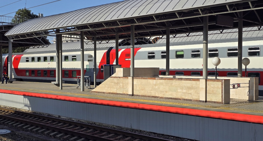 Двухэтажный поезд и обычный: где платить меньше, а ехать комфортнее — честное сравнение