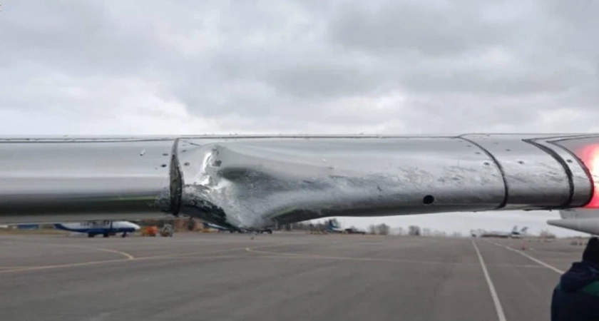 Пассажирский лайнер в Иркутске зацепил крылом аэродромный автобус