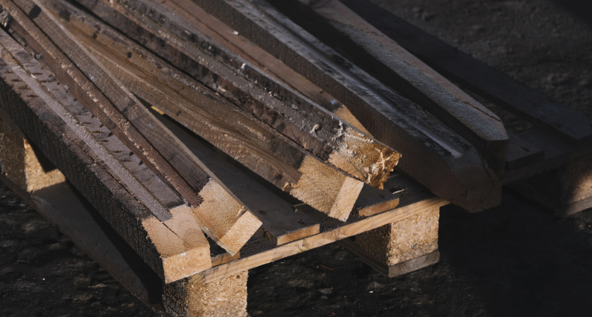 В Усолье-Сибирском устанавливают подпорки для аварийной крыши дома Рассушина