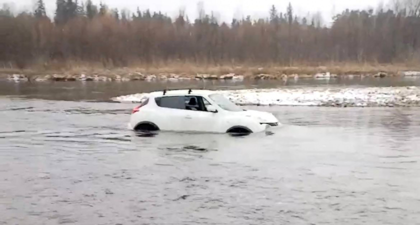 Водитель на Nissan съехала в реку Китой в Усольском районе