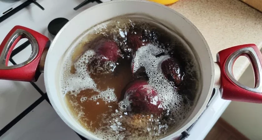 Не варю свеклу часами — хватит 15 минут: есть одна хитрость при варке — выходит вкуснее, сочнее и без запаха на весь дом