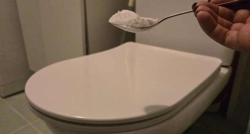 В унитаз клею туалетную бумагу и сыплю соль: лайфхак экономии от умных хозяек - а как пахнет