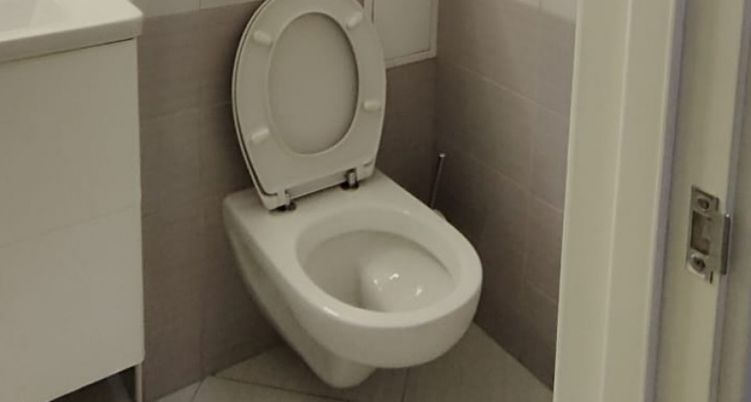 Дно унитаза отмыла на раз — даже ершик не использовала: заливаем и смываем — налет сам уползает в трубу