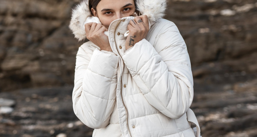 2 капли на ватный диск — и куртка или пуховик как новые: в машинке стирать не нужно