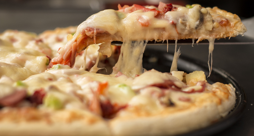 Подруги не верят мне, что я готовлю пиццу за 10 минут и даже тесто не замешиваю: так вкусно, что даже остыть не успевает – делюсь рецептом