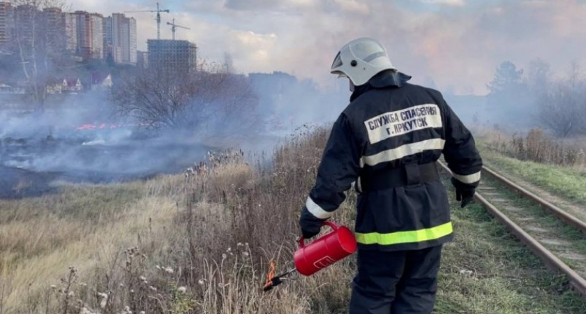 В Иркутске проводят контролируемые отжиги сухой травы перед пожароопасным сезоном