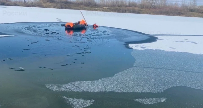 В Иркутской области рыбак провалился под лед на карьере и погиб