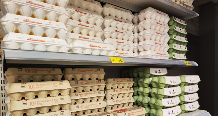 Хитрые продавцы выбирают яйца домой только так: запомните эти 2 лайфхака