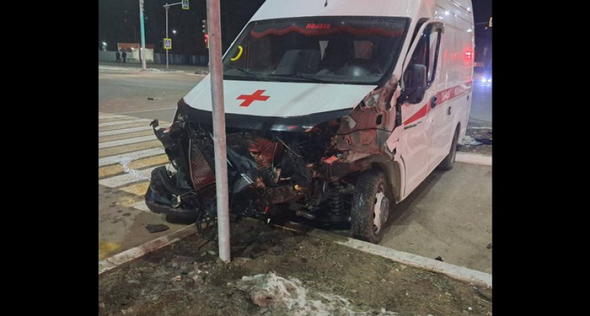 В Иркутской области автомобиль не уступил дорогу машине скорой помощи и врезался в ограждение