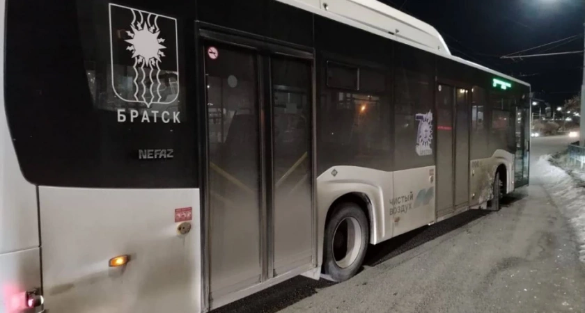 В Иркутской области нетрезвый юноша угнал автомобиль и врезался в рейсовый автобус