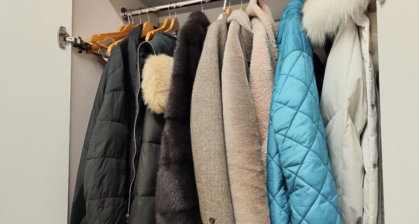 Достала пуховик и куртку — а от них пахнет подвалом: выручило простое средство с кухни, работает без осечек