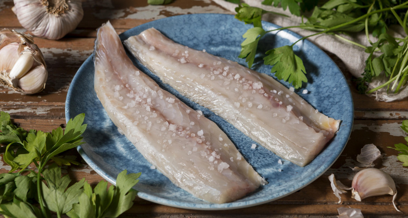 Обязательно буду готовить такую закуску с селедкой и сметаной на Новый год: невероятно вкусный селедочный салат для праздничного стола