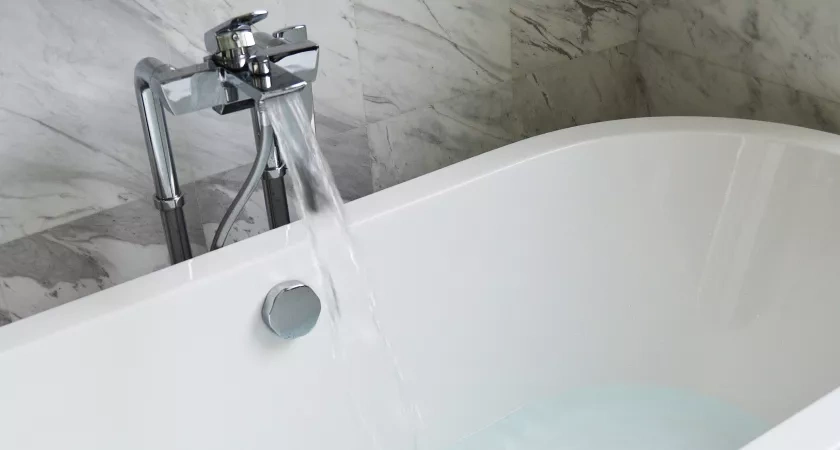 Разводим два колпачка в воде — и ванна как новая: ни налета, ни ржавчины — сияет даже в темноте