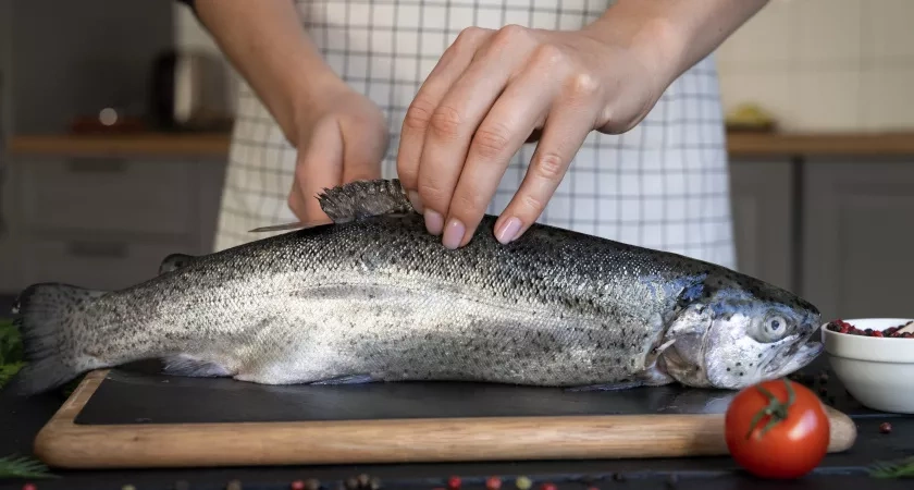 Любую рыбу чищу руками, без ножа и кипятка: кухня всегда остается чистой - испанский метод, который действительно работает