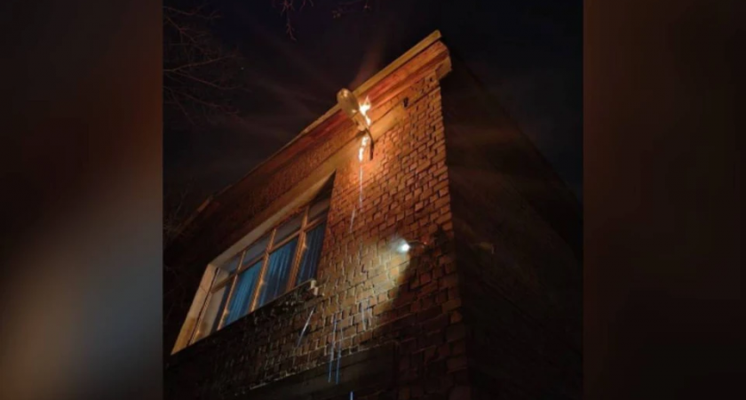 В Иркутске спасатель потушил загоревшийся на детском саду фонарь