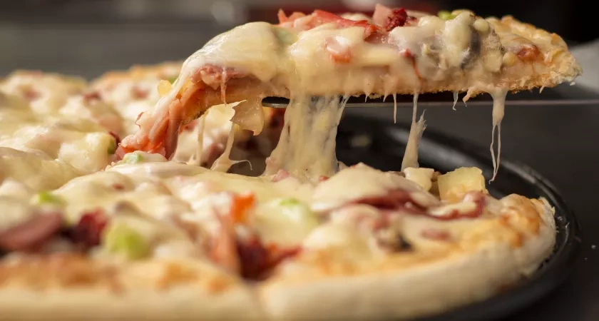 Подруги не верят мне, что я готовлю пиццу за 10 минут и даже тесто не замешиваю: так вкусно, что остыть не успевает – делюсь рецептом