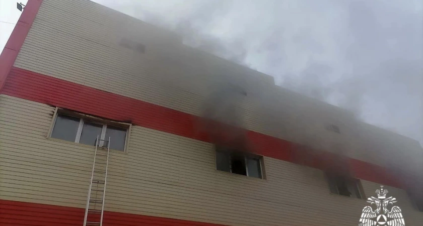 В Иркутской области огонь повредил торговый центр 