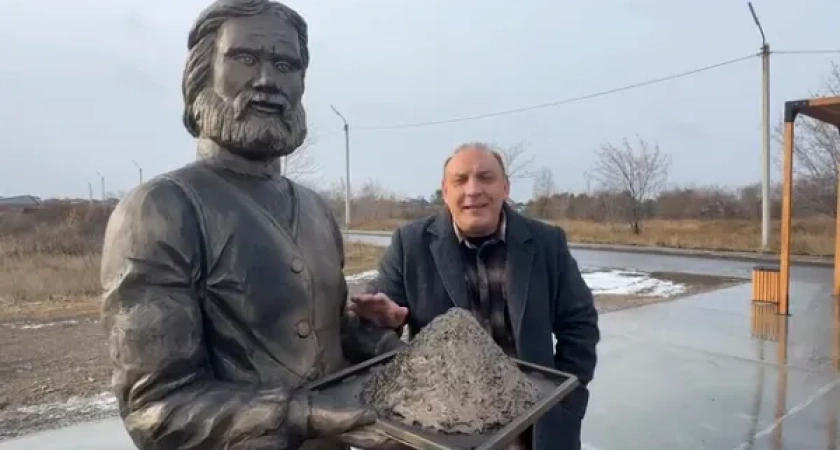 В Усолье-Сибирском установили бронзовые фигуры первых солеваров