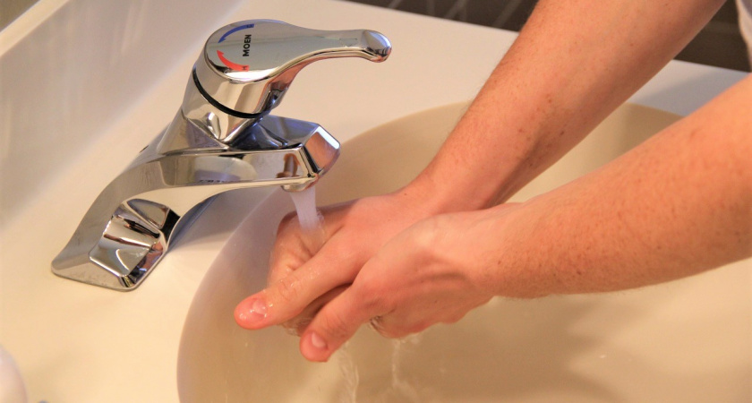 Беру свечу – и несу в ванную: кран сверкает ярче молнии – больше никакой химии