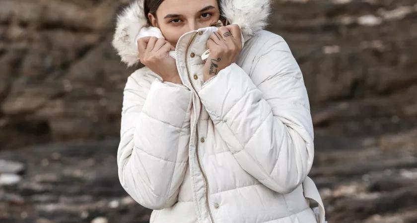 2 капли на ватный диск — и куртка или пуховик как новые: в машинке стирать не нужно