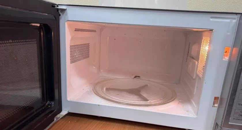 Микроволновка чистая за 5 минут: делаю один трюк — и грязь сама сползает без усилий