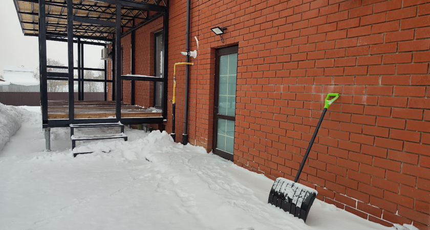 Умные хозяева снег лопатой давно не чистят - открыли для себя 3 других способа: они лучше и удобнее во всем