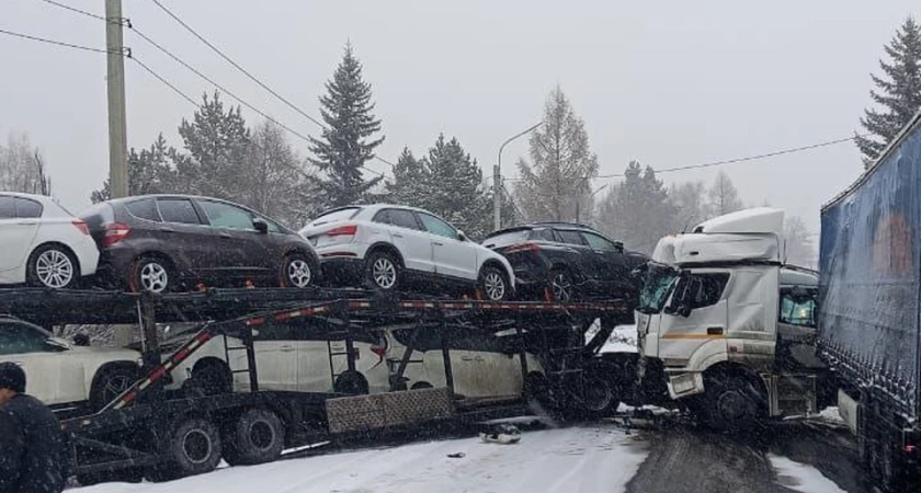 На трассе под Иркутском столкнулись два грузовика и заблокировали дорогу