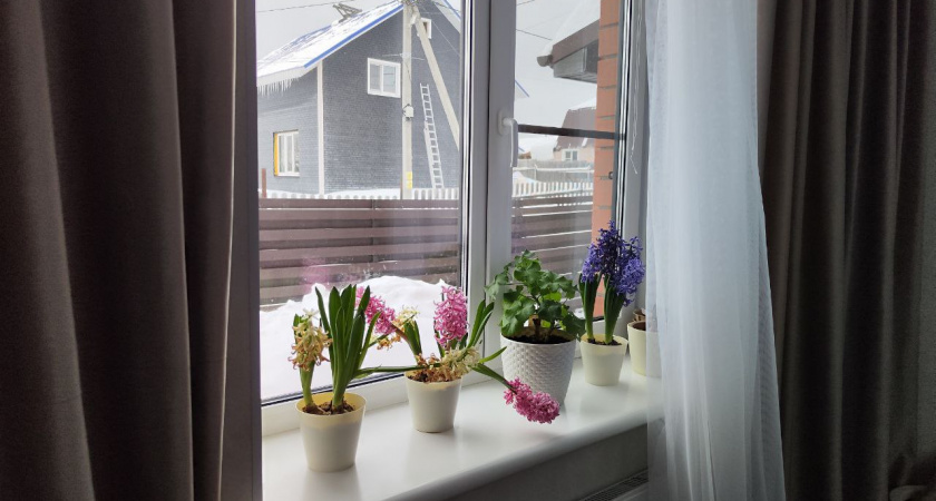 Беру обычный рулон туалетной бумаги - и из щелей не тянет холодом даже в мороз. Подоконник всю зиму теплый