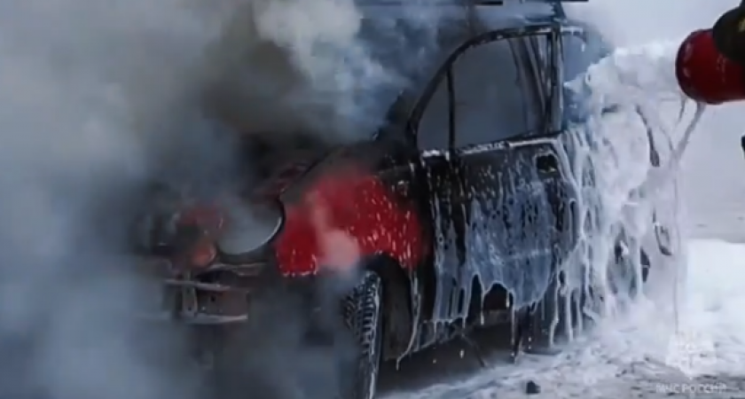 В Иркутске на автозаправке загорелся автомобиль